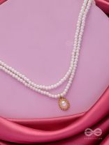 MERMAID'S TREASURES - MULTILAYERED PEARL NECKPIECE