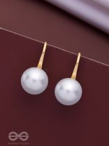 THE GROOVY PEARL - GOLDEN EMBELLISHED EARRINGS