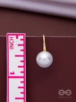 THE GROOVY PEARL - GOLDEN EMBELLISHED EARRINGS