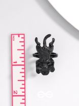 A MAJESTIC PROWL - STATEMENT BLACK RING (ADJUSTABLE)