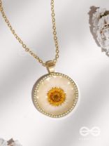 The Daisy Princess - Pressed Flower Resin Pendant With Anti-Tarnish Coating