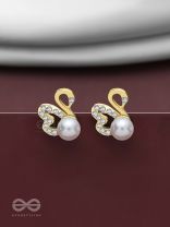 CHARMING SWANS - SPARKLING PEARL STUDS