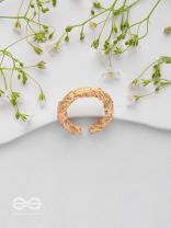 The Twisted Aura - Classic Golden Ring 