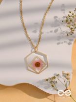 The Shy Daisy - Pressed Flower Resin Pendant With Ant-Tarnish Coating