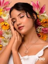 The Shy Daisy - Pressed Flower Resin Pendant With Ant-Tarnish Coating