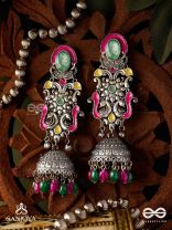 NAVA-SARASA-NEW ESSENCE- OXIDIZED EARRINGS FEATURING PASTEL-COLOURED METALWORK, ADORNED WITH VIBRANT GREEN AND RED BEADS