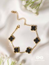 GOLDEN BLACK CLOVER - HOLOGRAPHIC STAINLESS STEEL 18K GOLD PLATED ANTI TARNISH BRACELET