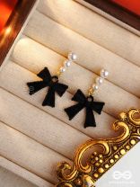 MIDNIGHT BOW - CHIC BLACK BOW WITH PEARL ACCENTS