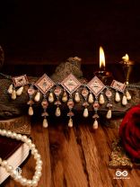 MISTI REET - STATEMENT SHELLS CHOKER 