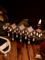 MISTI REET - STATEMENT SHELLS CHOKER 