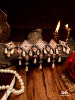 MISTI REET - STATEMENT SHELLS CHOKER 