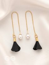 Hanging in balance Pearl and Flowers Needle Earrings- Black