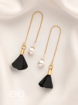 Hanging in balance Pearl and Flowers Needle Earrings- Black