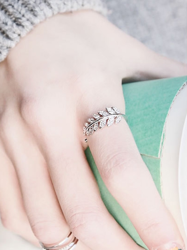 Lustrous  Leaves Adjustable American Diamond Ring