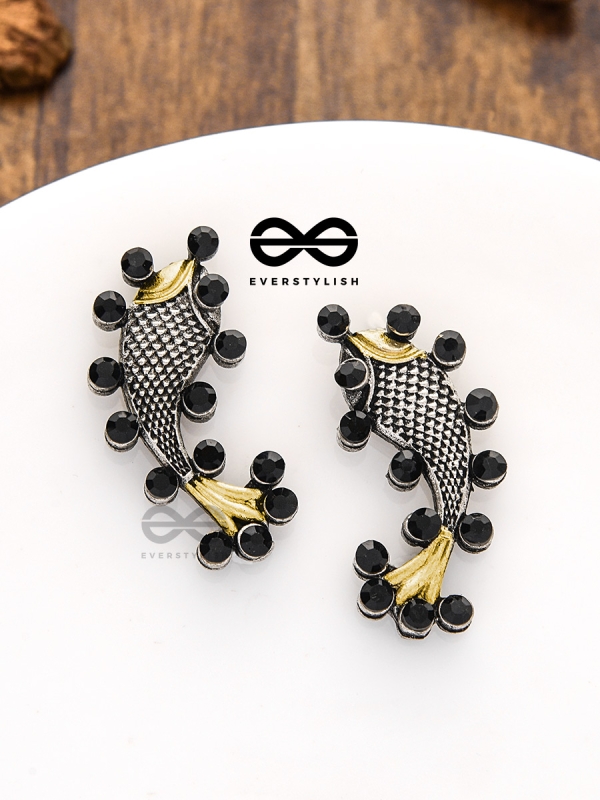 The Dual-Tone Embellished Fish Studs (Onyx Black)