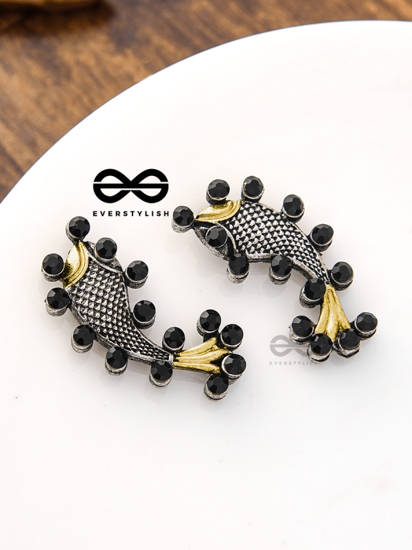 The Dual-Tone Embellished Fish Studs (Onyx Black)