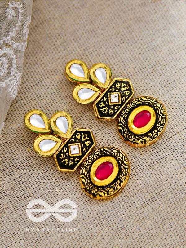 The Royal Magnificence - Statement Golden Set of Neckpiece and Earrings