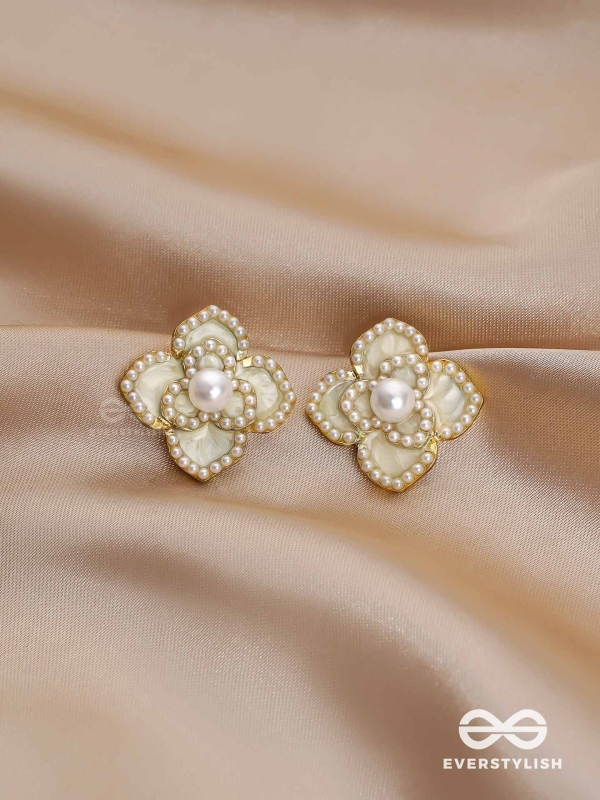 RADIANT DEWFLOWER - GOLDEN ENAMELLED STUDS (WHITE)
