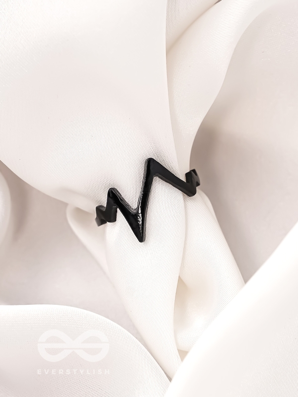  THE TWISTED VINE- ELEGANT BLACK RING