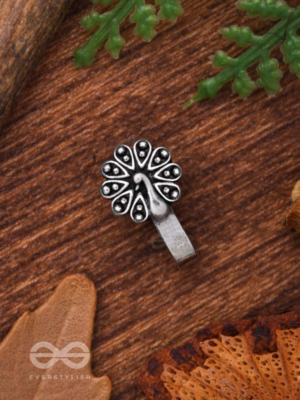 THE DANCING PEACOCK - OXIDISED PRESS-ON NOSEPIN