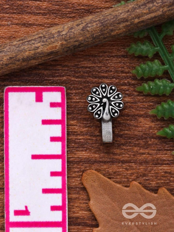 THE DANCING PEACOCK - OXIDISED PRESS-ON NOSEPIN