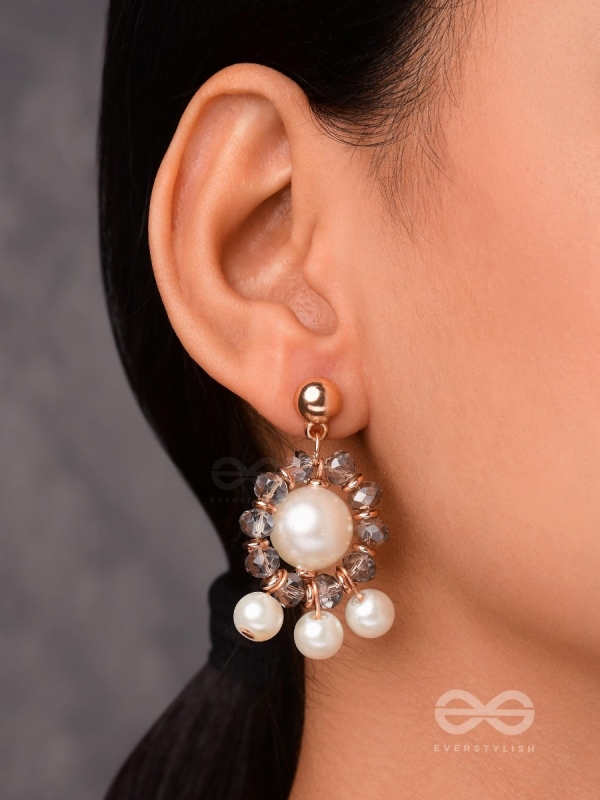 THE RADIATING CLOUDS - CLASSIC PEARL EARRINGS