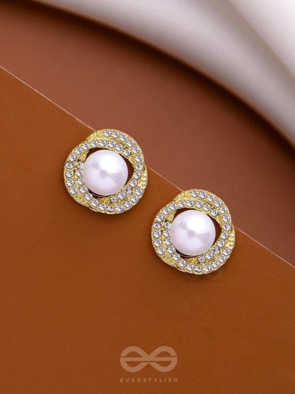 THE FLOWER POWER - GOLDEN PEARL STUDS