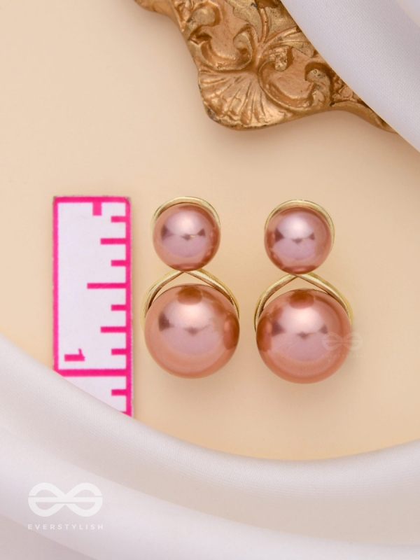 LOOP-DE-LOOP - GOLDEN PEARL STUDS 