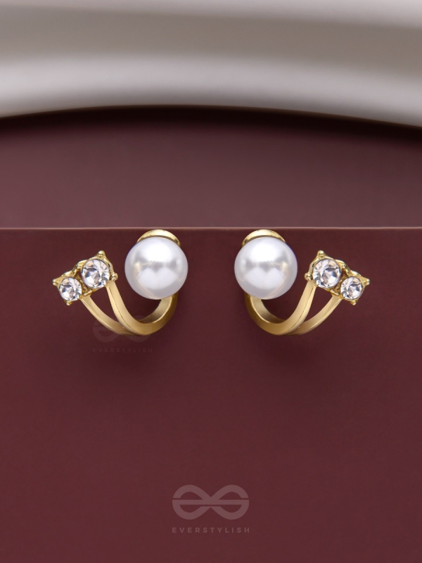 A BLINGING PEARL - GOLDEN STUDS