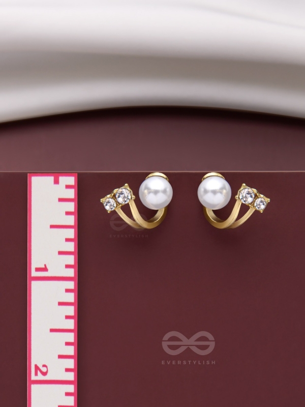 A BLINGING PEARL - GOLDEN STUDS