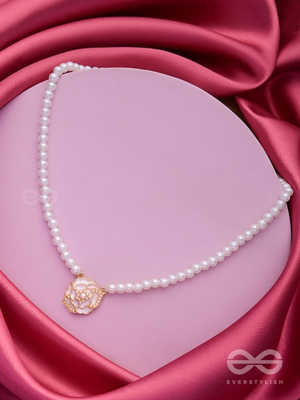 A GLISTENING WHITE PEONY - GOLDEN PEARL NECKPIECE 
