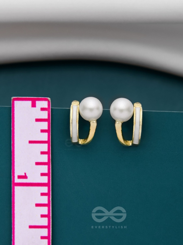 MOONLIT PEARL- ENAMELLED STUD EARRINGS (WHITE)
