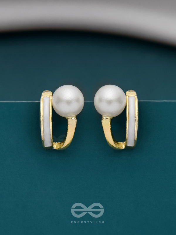 MOONLIT PEARL- ENAMELLED STUD EARRINGS (WHITE)