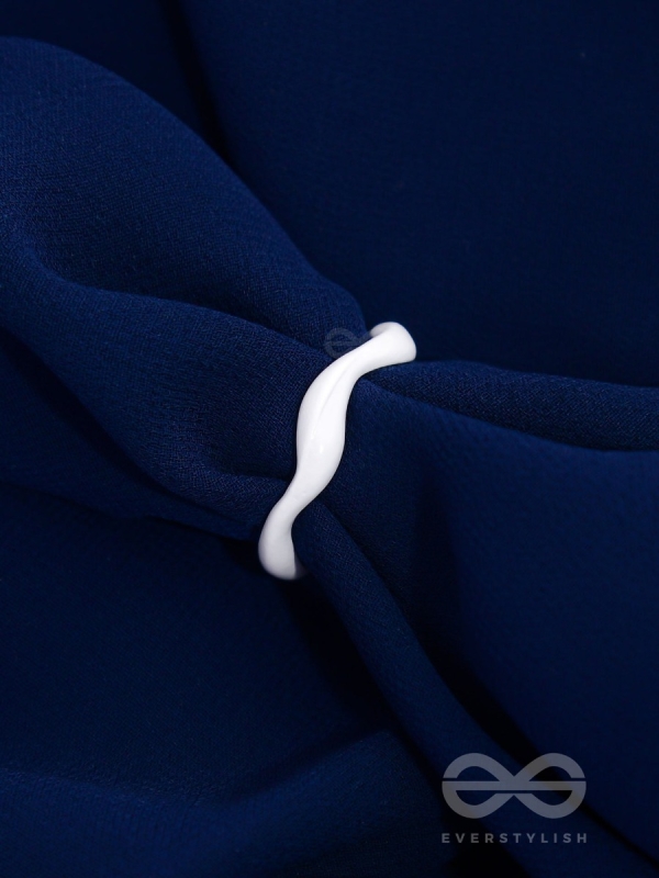 IVORY CURVES -WHITE ADJUSTABLE ACRYLIC RING