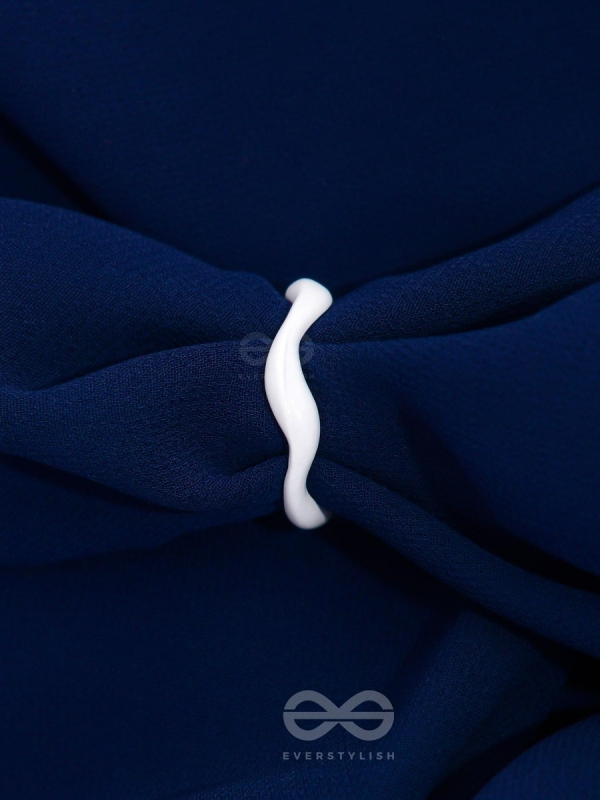 IVORY CURVES -WHITE ADJUSTABLE ACRYLIC RING