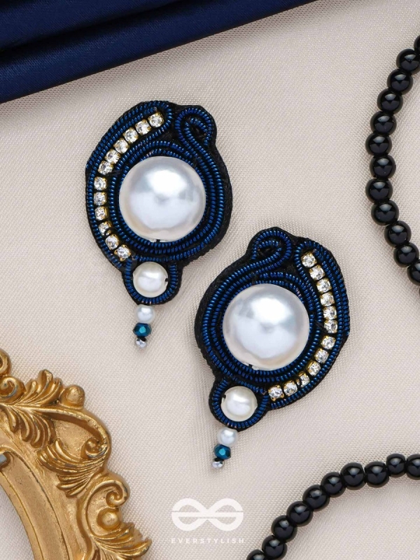 MANIPRAKASA - THE PEARL ILLUMINATION - BEADS AND PEARLS EMBROIDERED STUD EARRINGS