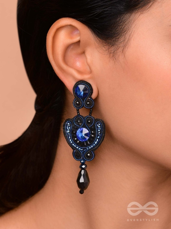 AVALAMBA - THE SUPPORTED CURVE - STONE AND BEADS EMBROIDERED EARRINGS