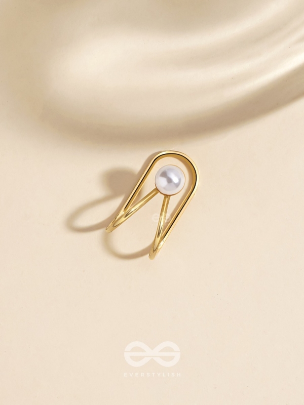 A PEARL PLEASE - GOLDEN EMBELLISHED EARCUFF (one ear)
