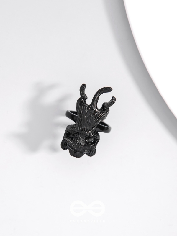 A MAJESTIC PROWL - STATEMENT BLACK RING (ADJUSTABLE)