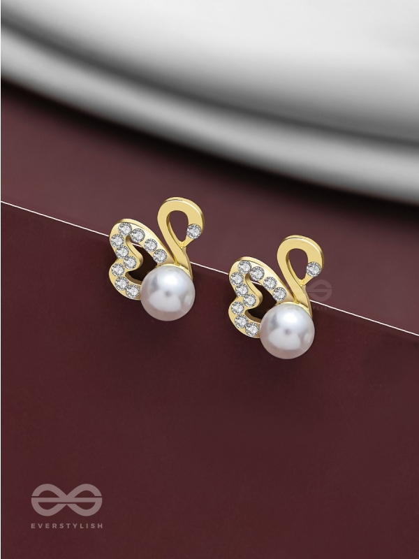 CHARMING SWANS - SPARKLING PEARL STUDS