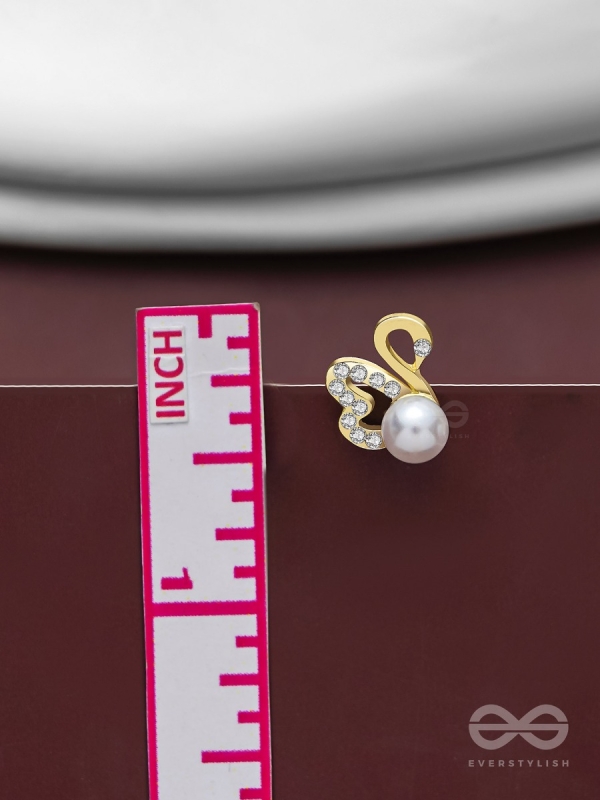 CHARMING SWANS - SPARKLING PEARL STUDS
