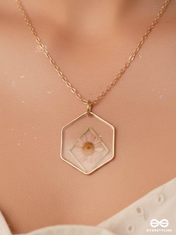 The Shy Daisy - Pressed Flower Resin Pendant With Ant-Tarnish Coating