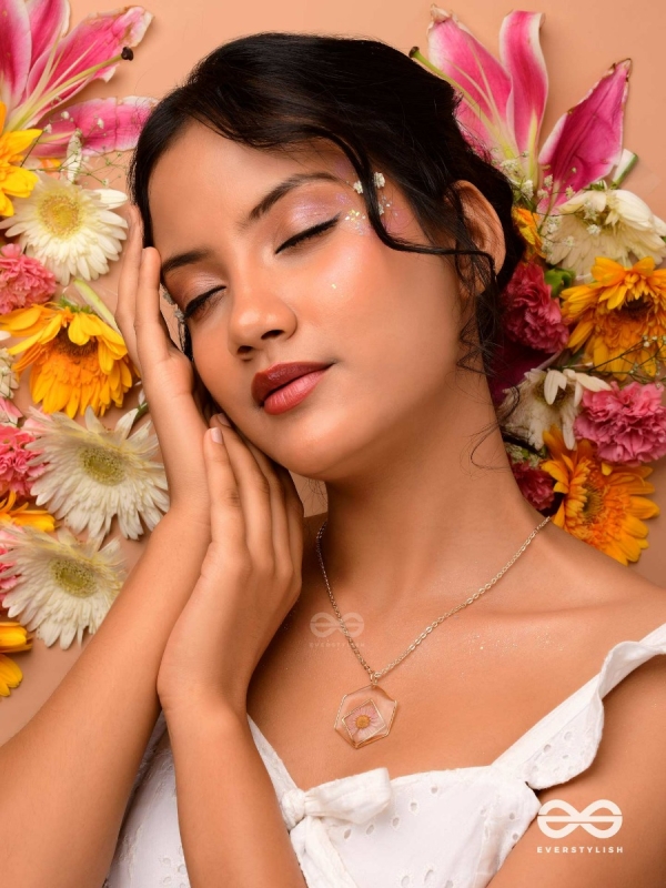 The Shy Daisy - Pressed Flower Resin Pendant With Ant-Tarnish Coating