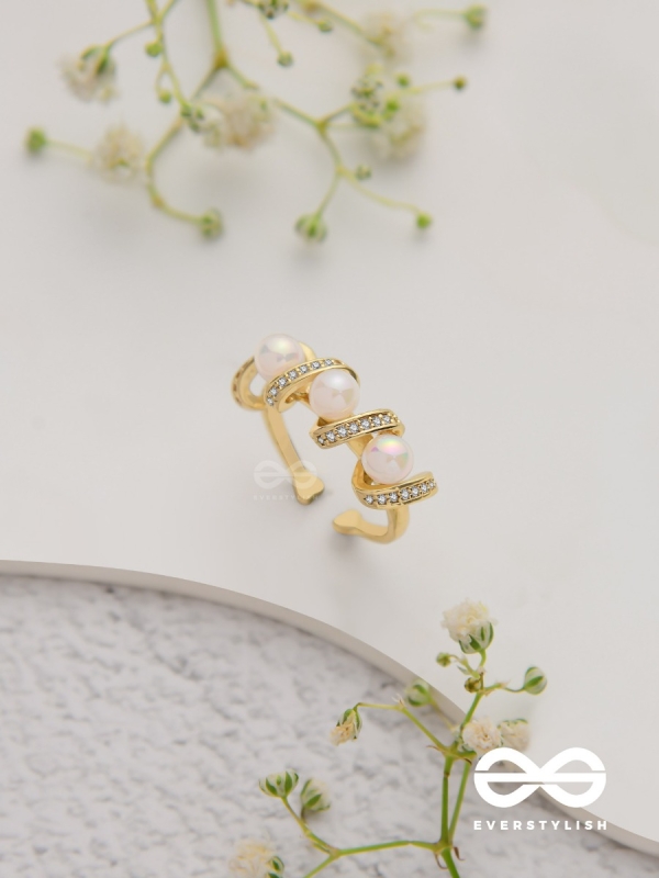 The Twisted Elegance - Cubic Zirconia Golden Ring (Adjustable)