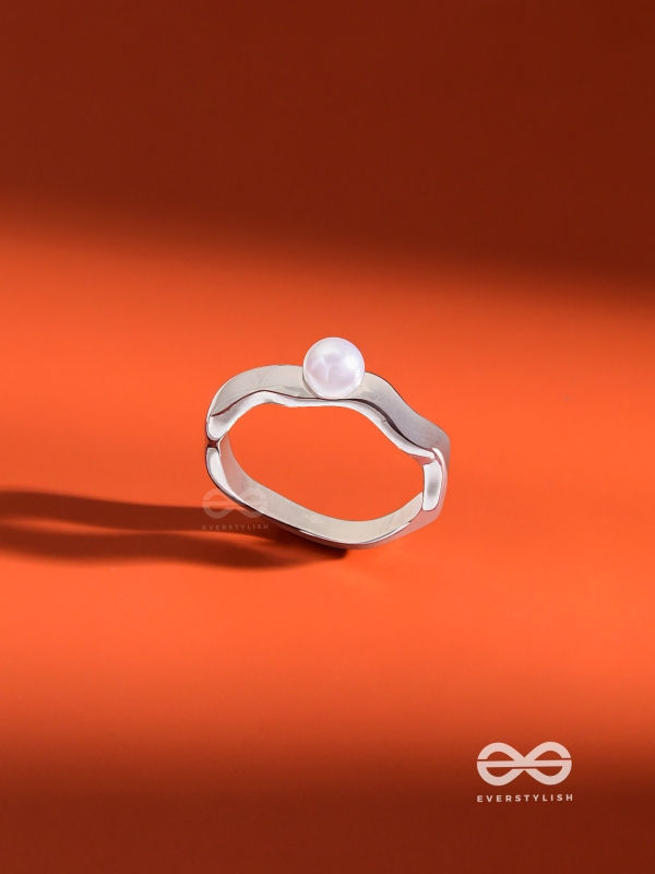 The Pearl Modesty - Silver Ring