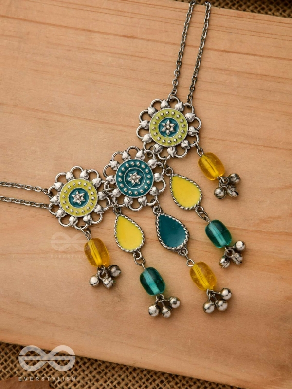 THE SHADES OF EARTH - FLORAL MOTIFS WITH BLUE AND YELLOW STONES