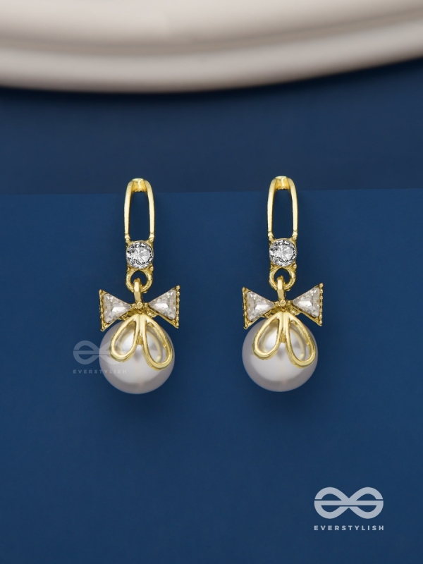 Royal chic-  Golden dangling earrings with crystal and pearl 