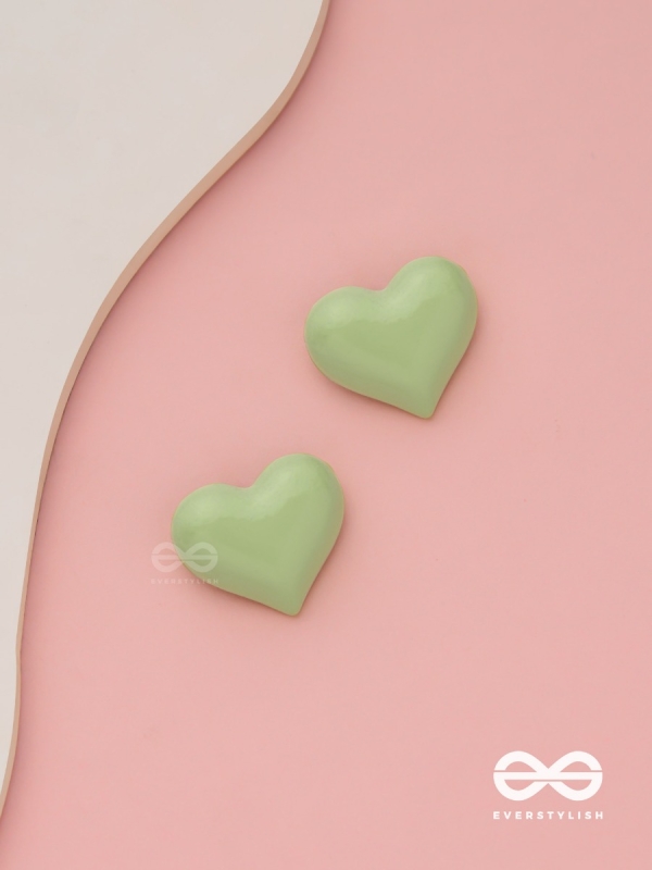 Lush amour - Green heart shaped studs 