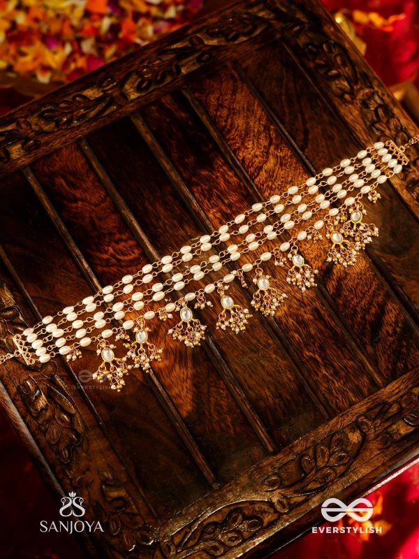 HIRANYA - GOLDEN GRACE -  HANDMADE KUNDAN SET WITH NECKLACE, EARRINGS AND MAANGTIKA