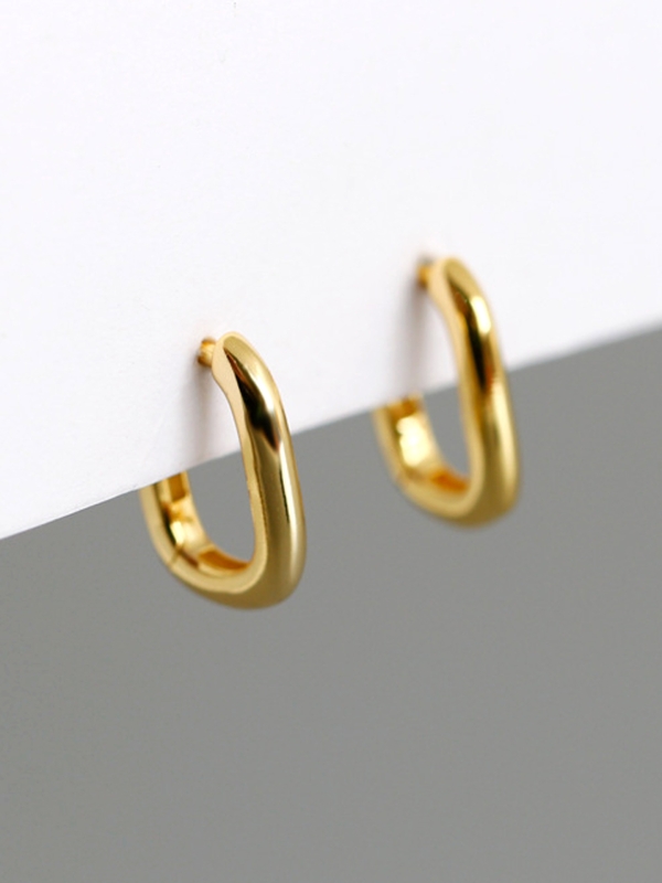 URBAN LOOP-  SLEEK AND CONTEMPORARY GOLD HOOPS